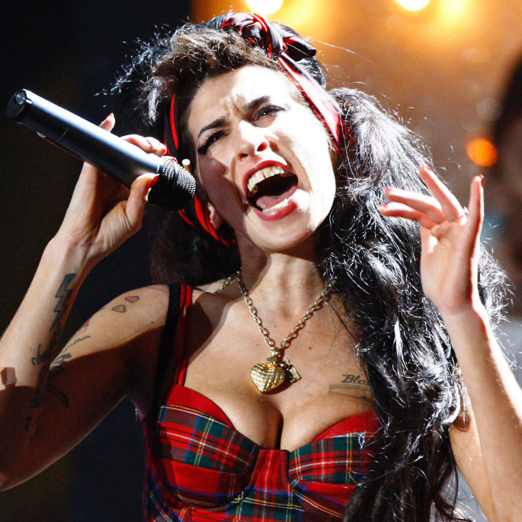 Amy Winehouse en tournée en 2019 (après son décès)